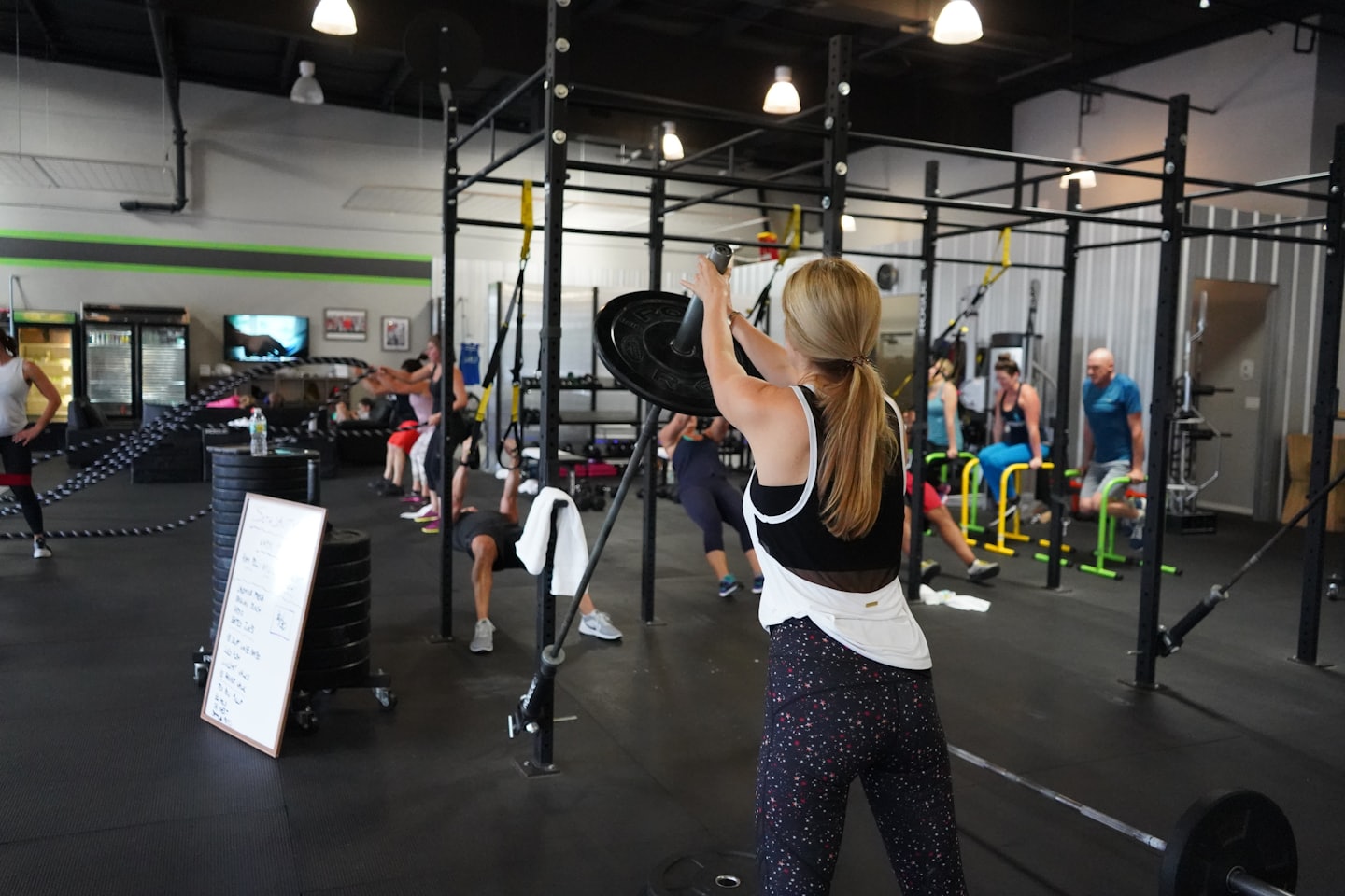 Vuxna som kör högintensiv intervallträning på ett modernt gym.